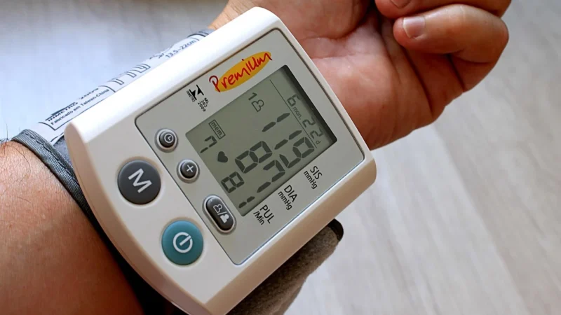DIAGNOSIS S-500 ciśnieniomierz naramienny, automatyczny, cyfrowy z zasilaczem