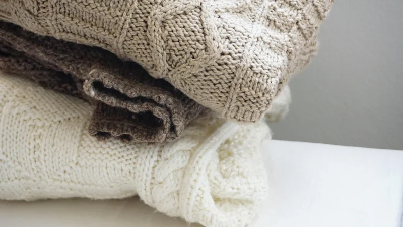 Heine Sweter w kolorze piaskowo-białym