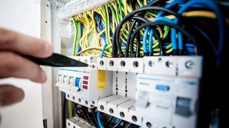 Transformacja energetyczna w inteligentnych domach – rola miniaturowych wyłączników nadprądowych