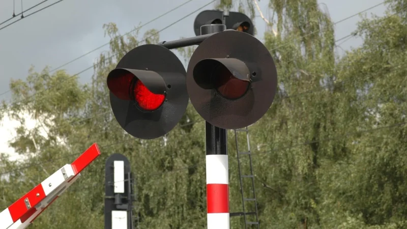 Znak Ostrzegawczy A-9 – Przejazd kolejowy z zaporami