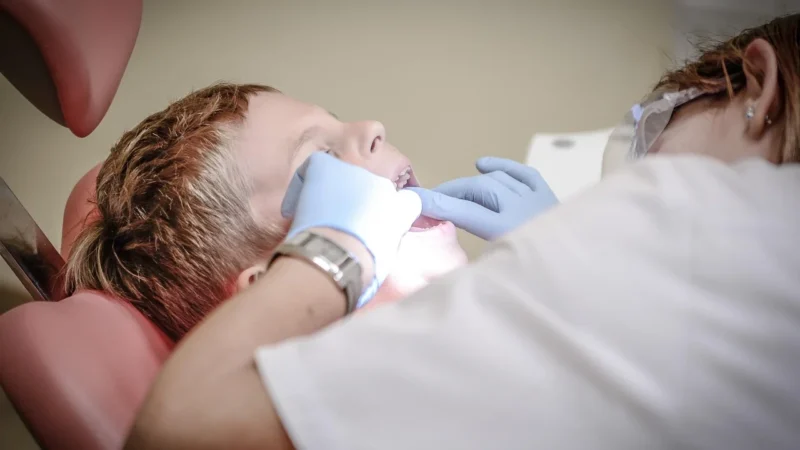 Które ósemki łatwiej wyrwać? Porady chirurga z DIAMANTE CLINICA